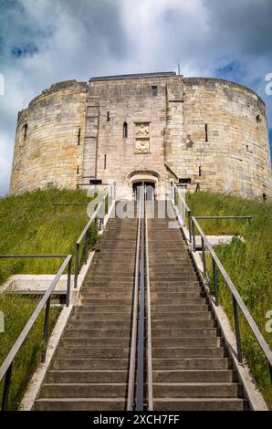 Treppen zum Clifford's Tower in York, North Yorkshire, Großbritannien, einer normannischen Burg aus dem 11. Jahrhundert, die ursprünglich gebaut wurde, um den rebellischen Norden zu kontrollieren Stockfoto