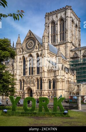 Ein großes Wort liest York vor dem York Minster, North Yorkshire, UK, einer im 13. Jahrhundert erbauten Kathedrale der Kirche von England. Es ist die größte Gotik Stockfoto