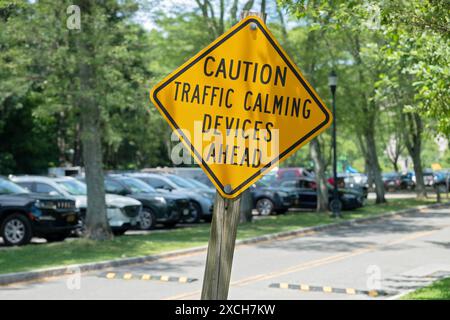 Ein Straßenschild, das Geschwindigkeitsschwellen zur Verlangsamung des Fahrers anzeigt und als Verkehrsberuhigungsmittel bezeichnet wird. In Valhalla am Kensico Dam Plaza. Stockfoto