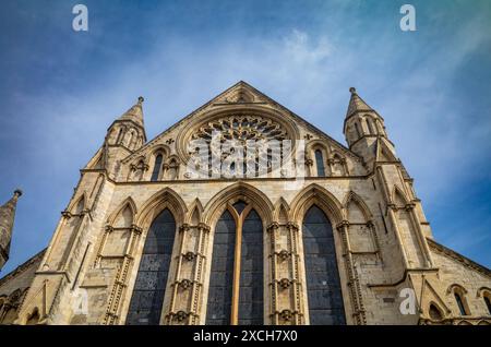 Blick auf das Rosenfenster aus dem 15. Jahrhundert im südlichen Querschiff von York Minster, North Yorkshire, Großbritannien. Die Church of England Cathedral ist die größte Stockfoto