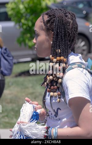 Eine schöne junge Dame mit langen Maissträngen, die mit Perlen verziert sind. Bei der Juneteenth Parade 2024 in Peekskill, westchester, New York. Stockfoto