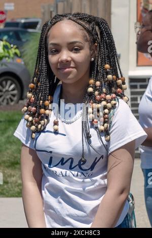 Eine schöne junge Dame mit langen Maissträngen, die mit Perlen verziert sind. Bei der Juneteenth Parade 2024 in Peekskill, westchester, New York. Stockfoto