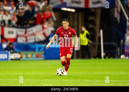 Gelsenkirchen, Deutschland. Juni 2024. SASA Lukic (22) aus Serbien wurde während des Spiels der UEFA Euro 2024 in der Gruppe C zwischen Serbien und England in der Veltins-Arena in Gelsenkirchen gesehen. Quelle: Gonzales Photo/Alamy Live News Stockfoto