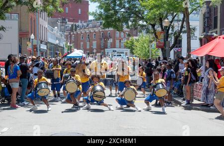 Mitglieder der X Factor Drumline führen synchronisierte Routinen bei der Junteenth Parade 2024 in Peekskill, New York, durch Stockfoto