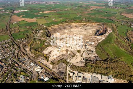 Luftbild des Mount-Orrel-Steinbruchs, das ein großes Loch aus 1500 Metern Höhe zeigt Stockfoto