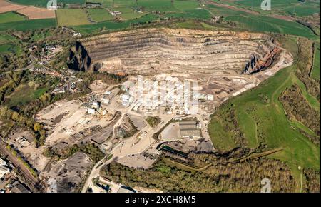 Luftbild des Mount-Orrel-Steinbruchs, das ein großes Loch aus 1500 Metern Höhe zeigt Stockfoto