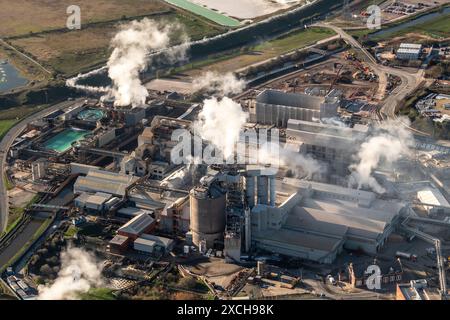 Luftbild von 1500 m Bauabfall für die Energieentwicklung in Lostock mit riesigen Betonbunkern und roten Kränen Stockfoto