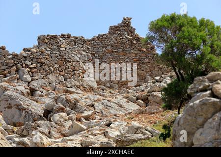 Missaria Burg und die Berge von Tilos, Tilos Island, Dodecanese Inseln, südliche Ägäis, Griechenland. Stockfoto