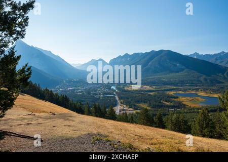 Blick auf die Stadt Banff im Herbst. Blick vom Mount Norquay Banff View Point. Banff National Park, Kanadische Rockies, Kanada. Stockfoto