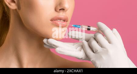 Frau, Die Lippeninjektionen Mit Spritze Mit Handschuhen Erhält, Cropped Stockfoto
