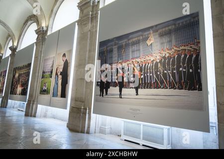 Eine Gruppe von Besuchern betrachtet Bilder während der Einweihung der Ausstellung „Felipe VI 2014 2024 Ein Jahrzehnt der Geschichte der Krone von Spanien am Roy Stockfoto