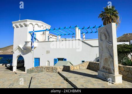 Polizeirevier, von den Italienern während der Besatzung im razionalismo Stil, Tilos, Dodecanese Inseln, südliche Ägäis, Griechenland gebaut. Stockfoto