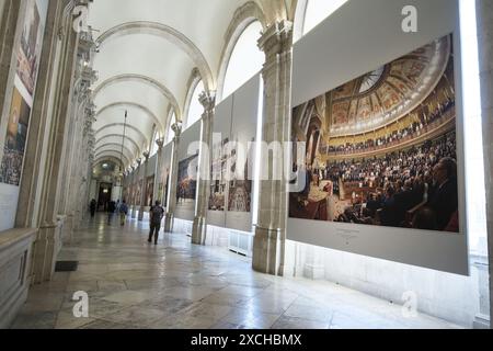 Eine Gruppe von Besuchern betrachtet Bilder während der Einweihung der Ausstellung „Felipe VI 2014 2024 Ein Jahrzehnt der Geschichte der Krone von Spanien am Roy Stockfoto