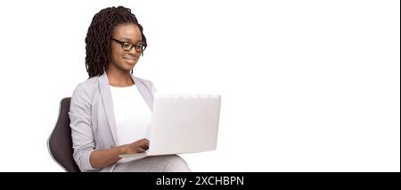 Schwarze Geschäftsfrau, die eine Brille mit Laptop auf weißem Hintergrund trägt Stockfoto