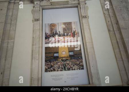 Eine Gruppe von Besuchern betrachtet Bilder während der Einweihung der Ausstellung „Felipe VI 2014 2024 Ein Jahrzehnt der Geschichte der Krone von Spanien am Roy Stockfoto