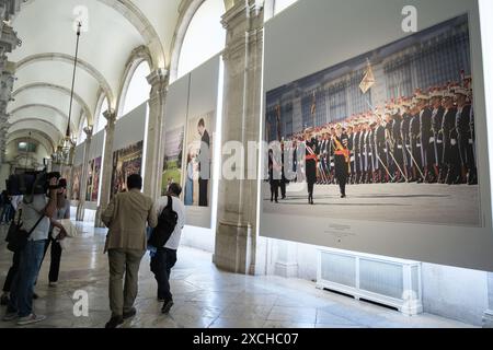 Eine Gruppe von Besuchern betrachtet Bilder während der Einweihung der Ausstellung „Felipe VI 2014 2024 Ein Jahrzehnt der Geschichte der Krone von Spanien am Roy Stockfoto