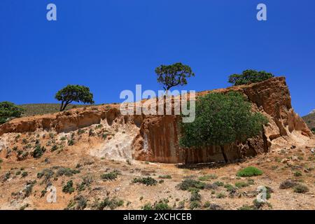 Steinbruch von Vulkanasche aus dem Nisyros-Vulkan, der Insel Tilos, den Dodekanesischen Inseln, Griechenland. Stockfoto