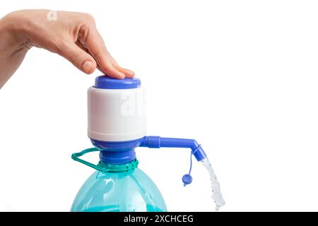 Pumpe und Wasserhahn auf große Kunststoff-Wasserflasche für den Bürogebrauch drücken, Handdruckknopf für Frauen, isoliert Stockfoto