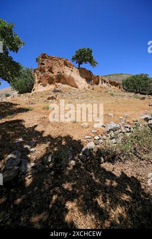 Steinbruch von Vulkanasche aus dem Nisyros-Vulkan, der Insel Tilos, den Dodekanesischen Inseln, Griechenland. Stockfoto