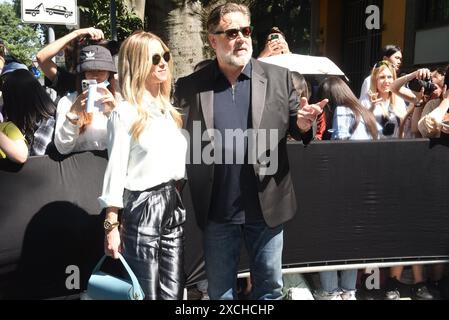 Mailand, Italien. Juni 2024. Der Schauspieler RUSSELL CROWE und seine Frau, die australische Sängerin DANIELLE SPENCER, kommen zur GIORGIO ARMANI Modenschau, während der Milan Fashion Week, Herrenmode 2025 (Credit Image: © Ervin Shulku/ZUMA Press Wire) NUR zur REDAKTIONELLEN VERWENDUNG! Nicht für kommerzielle ZWECKE! Stockfoto