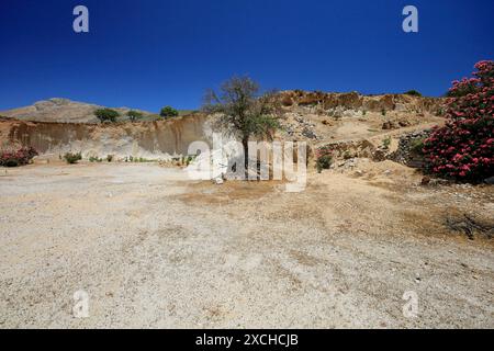 Steinbruch von Vulkanasche aus dem Nisyros-Vulkan, der Insel Tilos, den Dodekanesischen Inseln, Griechenland. Stockfoto