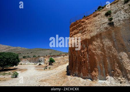 Steinbruch von Vulkanasche aus dem Nisyros-Vulkan, der Insel Tilos, den Dodekanesischen Inseln, Griechenland. Stockfoto