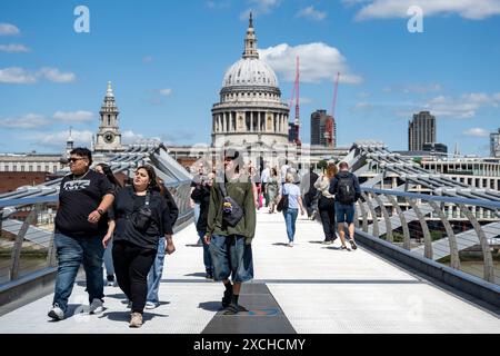 London, Großbritannien. 17. Juni 2024. Wetter in Großbritannien – Menschen überqueren die Millennium Bridge unter blauem Himmel und warmen Temperaturen, mit der St Paul's Cathedral in der Ferne. In der Hauptstadt gab es in letzter Zeit kühlere Bedingungen und heftige Regenfälle, aber die Prognose von Met Office sieht für die nächste Woche ein wärmeres, ruhigeres und trockeneres Wetter vor. Quelle: Stephen Chung / Alamy Live News Stockfoto