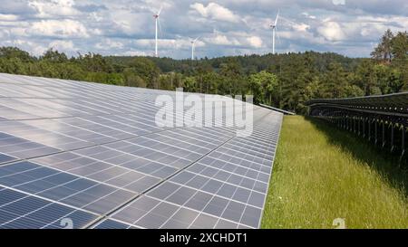 Bilderserie 16.06.2024, großer Solarpark im Steigerwald große Fläche an Solrmodulen im Solarpark, im Hintergrund Windräder Burghaslach, Franken Bayern Deutschland *** Fotoserie 16 06 2024, großer Solarpark im Steigerwald große Fläche von Solarmodulen im Solarpark, Windräder im Hintergrund Burghaslach, Franken Bayern Deutschland Stockfoto