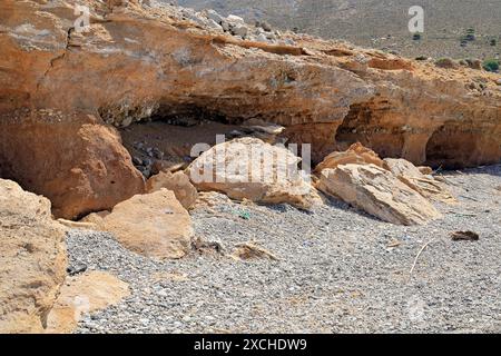 Überreste von antiken Gräbern, die in weichen Felsen geschnitten und durch die Aktivität des Meeres freigelegt wurden, aus dem 1. Und 2. Jahrhundert v. Chr., Aghios Antonios, Tilos, Griechenland. Stockfoto