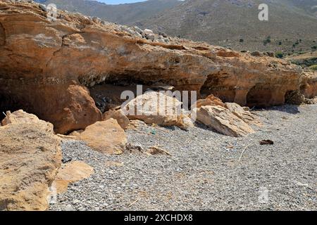 Überreste von antiken Gräbern, die in weichen Felsen geschnitten und durch die Aktivität des Meeres freigelegt wurden, aus dem 1. Und 2. Jahrhundert v. Chr., Aghios Antonios, Tilos, Griechenland. Stockfoto