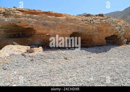 Überreste von antiken Gräbern, die in weichen Felsen geschnitten und durch die Aktivität des Meeres freigelegt wurden, aus dem 1. Und 2. Jahrhundert v. Chr., Aghios Antonios, Tilos, Griechenland. Stockfoto