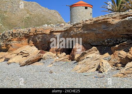 Überreste von antiken Gräbern, die in weichen Felsen geschnitten und durch die Aktivität des Meeres freigelegt wurden, aus dem 1. Und 2. Jahrhundert v. Chr., Aghios Antonios, Tilos, Griechenland. Stockfoto