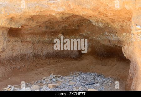 Überreste von antiken Gräbern, die in weichen Felsen geschnitten und durch die Aktivität des Meeres freigelegt wurden, aus dem 1. Und 2. Jahrhundert v. Chr., Aghios Antonios, Tilos, Griechenland. Stockfoto