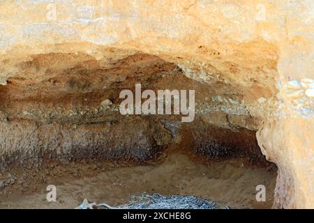 Überreste von antiken Gräbern, die in weichen Felsen geschnitten und durch die Aktivität des Meeres freigelegt wurden, aus dem 1. Und 2. Jahrhundert v. Chr., Aghios Antonios, Tilos, Griechenland. Stockfoto