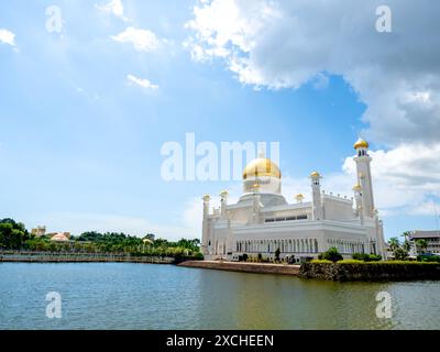 Wunderschöne Szene der schwimmenden masjid-Architektur der Omar Ali Saifuddien Moschee, benannt nach dem 28. Sultan, Wahrzeichen in Bandar Seri Begawan, Th Stockfoto