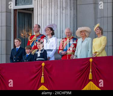 London, Großbritannien, 15. Juni 2024. Die königliche Familie erscheint auf dem Balkon des Buckingham Palace nach der Zeremonie „Trooping of the Colour“. Sie grüßen die Massen und beobachten die Fliege. Von links nach rechts: Prinz George, Prinz Louis, Prinz von Wales, Prinzessin Charlotte, Prinzessin von Wales, König Charles, Königin Camilla, Herzogin von Edinburgh Credit: MartinJPalmer/Alamy Live News Stockfoto