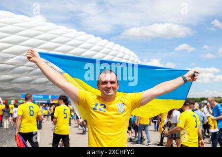 Fussball UEFA EURO 2024 Gruppenphase 1. Spieltag Rumaenien - Ukraine am 17.06.2024 in der München Fussball Arena in München Fan Ukraine mit Fahne/Flagge vor der Arena Foto: Revierfoto Credit: ddp Media GmbH/Alamy Live News Stockfoto