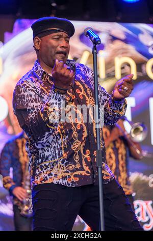 Claude Woods of the Earth, Wind and Fire, die auf dem Cambridge Club Festival in Großbritannien auftreten. Juni 2024 Stockfoto