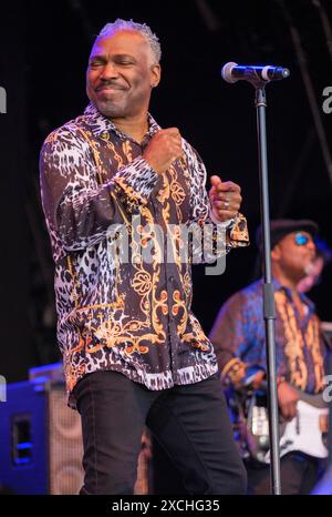 Tim Owens, Earth, Wind and Fire Experience, tritt auf dem Cambridge Club Festival in Großbritannien auf. Juni 2024 Stockfoto