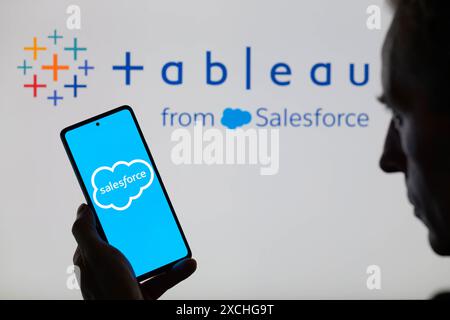 Das Salesforce-Logo wird auf einem Smartphone angezeigt, und das Tableau-Logo wird im Hintergrund auf dem Bildschirm angezeigt, wie in dieser Fotoabbildung zu sehen ist. Aufgenommen in Brüssel, Belgien. Am 16. Juni 2024. (Jonathan Raa / SIPA USA) *** ausschließlich für redaktionelle Nachrichtenzwecke *** Stockfoto