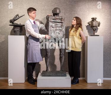 London, England, Großbritannien. Juni 2024. Bonhams-Mitarbeiter steht bei Michael Ayrton (britisch, 1921-1975) Talos, 172 cm (67 5/8 Zoll) hoch, geschätzt von 20.000 GBP bis 30 000 GBP, während des Fotorufs für den Modern British & Irish Art Sale in Bonhams London, New Bond Street. (Kreditbild: © Thomas Krych/ZUMA Press Wire) NUR REDAKTIONELLE VERWENDUNG! Nicht für kommerzielle ZWECKE! Stockfoto