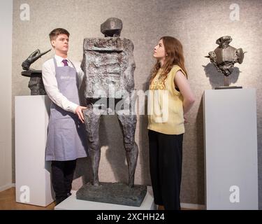 London, England, Großbritannien. Juni 2024. Bonhams-Mitarbeiter steht bei Michael Ayrton (britisch, 1921-1975) Talos, 172 cm (67 5/8 Zoll) hoch, geschätzt von 20.000 GBP bis 30 000 GBP, während des Fotorufs für den Modern British & Irish Art Sale in Bonhams London, New Bond Street. (Kreditbild: © Thomas Krych/ZUMA Press Wire) NUR REDAKTIONELLE VERWENDUNG! Nicht für kommerzielle ZWECKE! Stockfoto