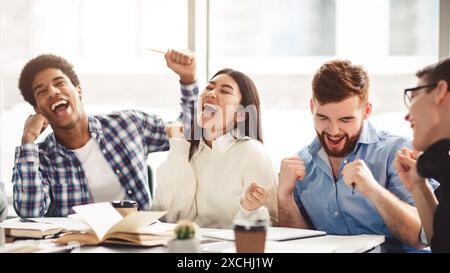 Motivierte Studenten feiern fertig Lernen für Prüfung Stockfoto