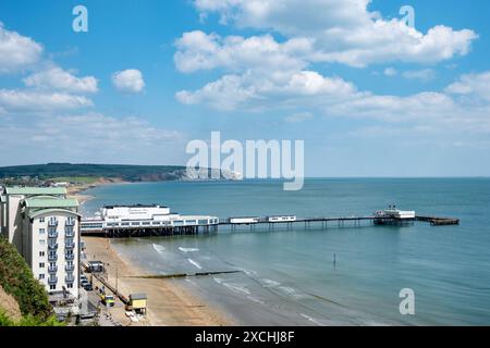 Blick auf den Pleasure Pier bei Shanklin auf der Isle of Wight, Großbritannien. Der Aussichtspunkt ist vom Küstenpfad mit Blick auf den Pier in Richtung Culver Down. Stockfoto