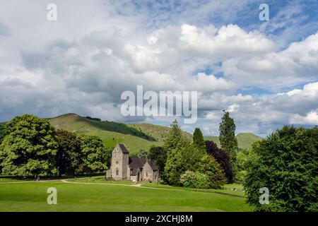 Kirche des Heiligen Kreuzes mit Bunster Hill und Thorpe Wolke im Hintergrund, Ilam, Peak District National Park, Staffordshire Stockfoto