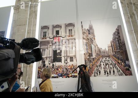 Madrid, Spanien. Juni 2024. Eine Gruppe von Besuchern betrachtet Bilder während der Eröffnung der Ausstellung "Felipe VI 2014 2024 Ein Jahrzehnt Geschichte der Krone von Spanien im Königlichen Palast, am 17. Juni 2024 in Madrid Spanien (Foto: Oscar Gonzalez/SIPA USA) Credit: SIPA USA/Alamy Live News Stockfoto