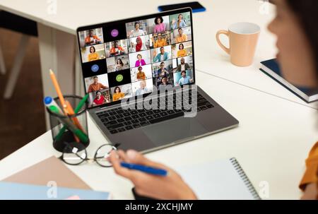 Laptop-Bildschirm Mit Gruppen-Videokonferenzanruf Mit Verschiedenen Teilnehmern Stockfoto