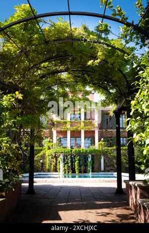 Bogengang und Haus im Albarda-Garten (El Jardín de l’Albarda), Pedreguer La Sella Urbanisation, C/ Valencia Spanien, Pflanzen Stockfoto