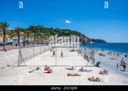 Beachvolleyball am öffentlichen Strand Plage des Ponchettes an der Küste von Nizza, französische Riviera, Côte d'Azur, Provence, Frankreich Stockfoto