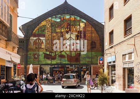 Malaga, Costa del Sol, Provinz Malaga, Andalusien, Südspanien. Fenster mit Glasmalerei auf dem Atarazanas Markt Stockfoto